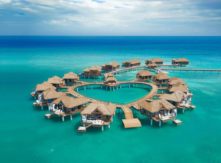 wepro-sandals-bungalows-in-ocean-1024x683